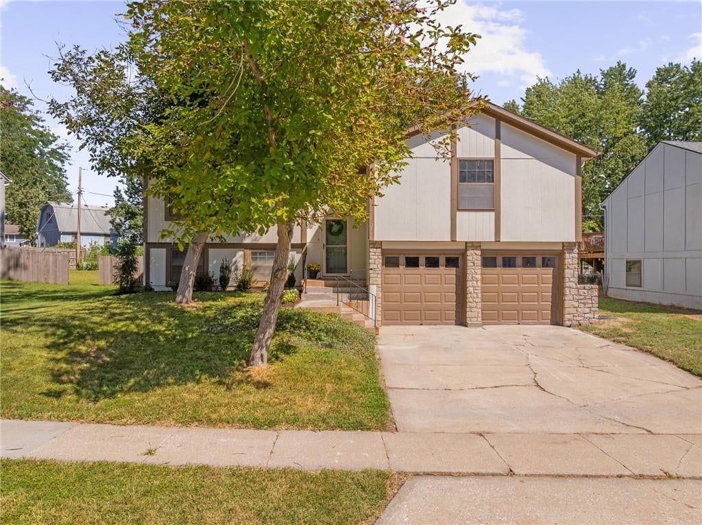 2116 E Mohawk Drive, Olathe, KS: listing photo 3