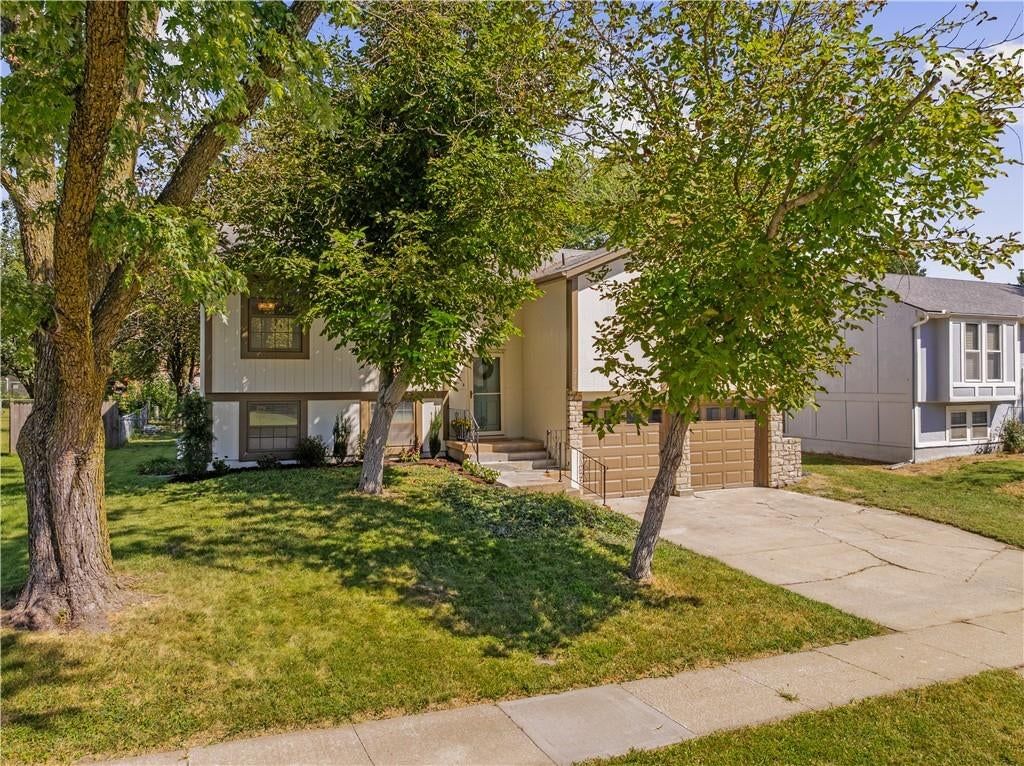 Photo 4 of 50 - 2116 E Mohawk Drive, Olathe, KS 66062