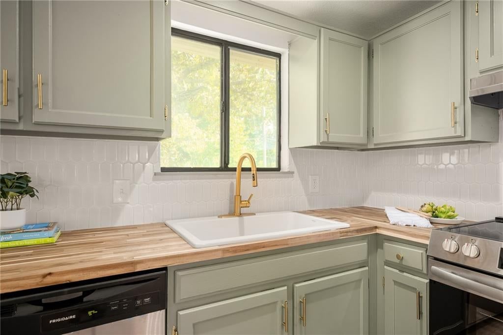 Photo 13 of 50 - 2116 E Mohawk Drive, Olathe, KS 66062