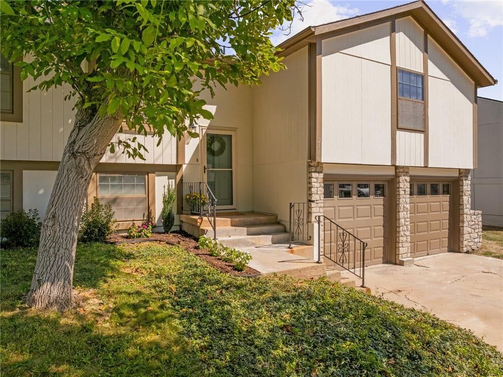 2116 E Mohawk Drive, Olathe, KS: listing photo 2