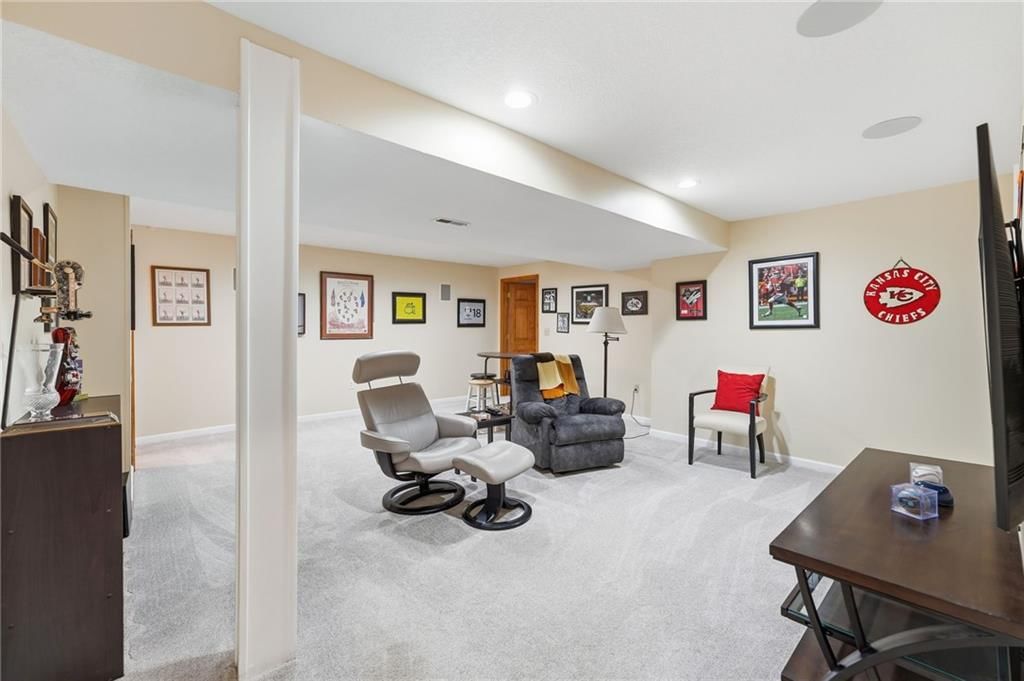 1628 NE WESTWIND Drive — photo 28