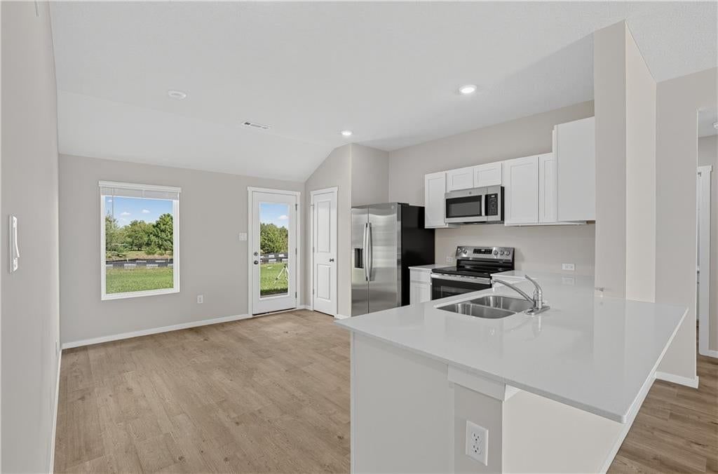 1602 SW 10th Terrace, Oak Grove, MO: listing photo 3
