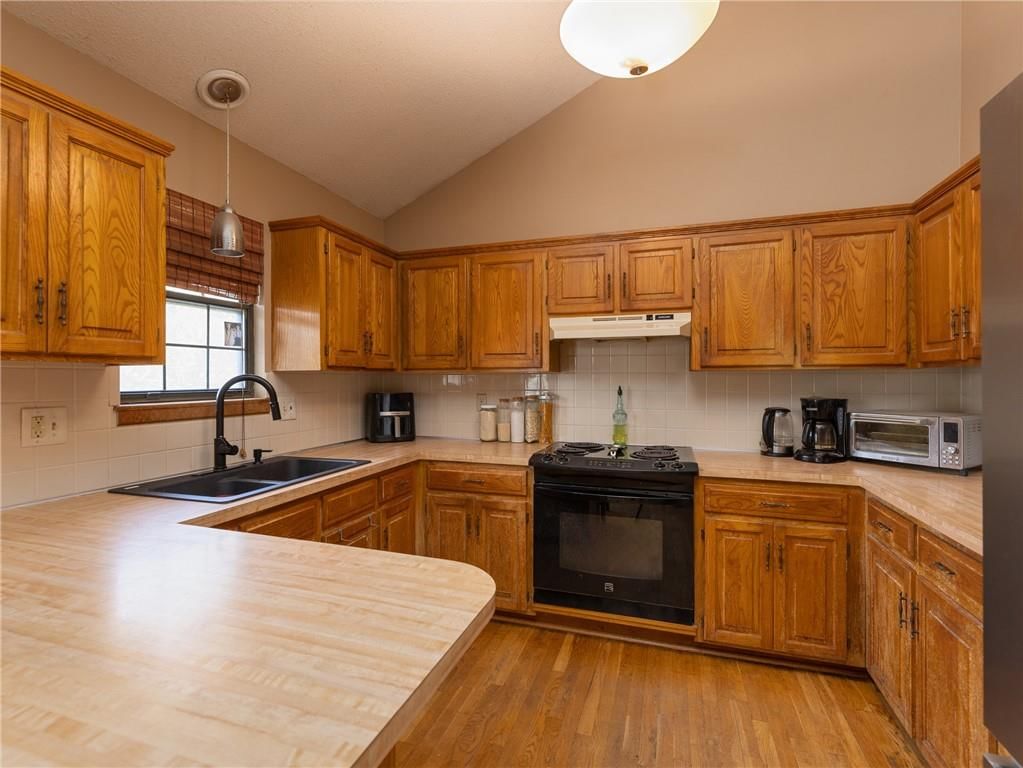 409 NE Crescent Street — photo 6