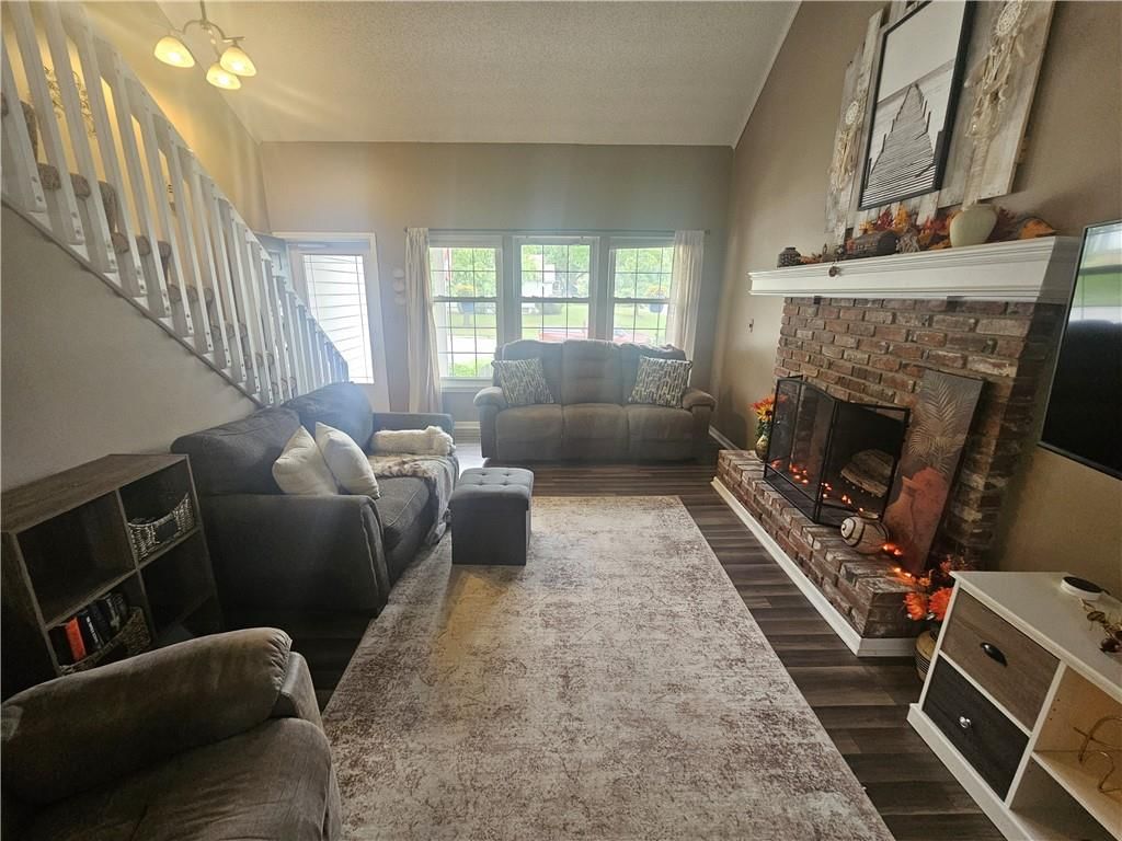 201 W Foxwood Drive, Raymore, MO: listing photo 2