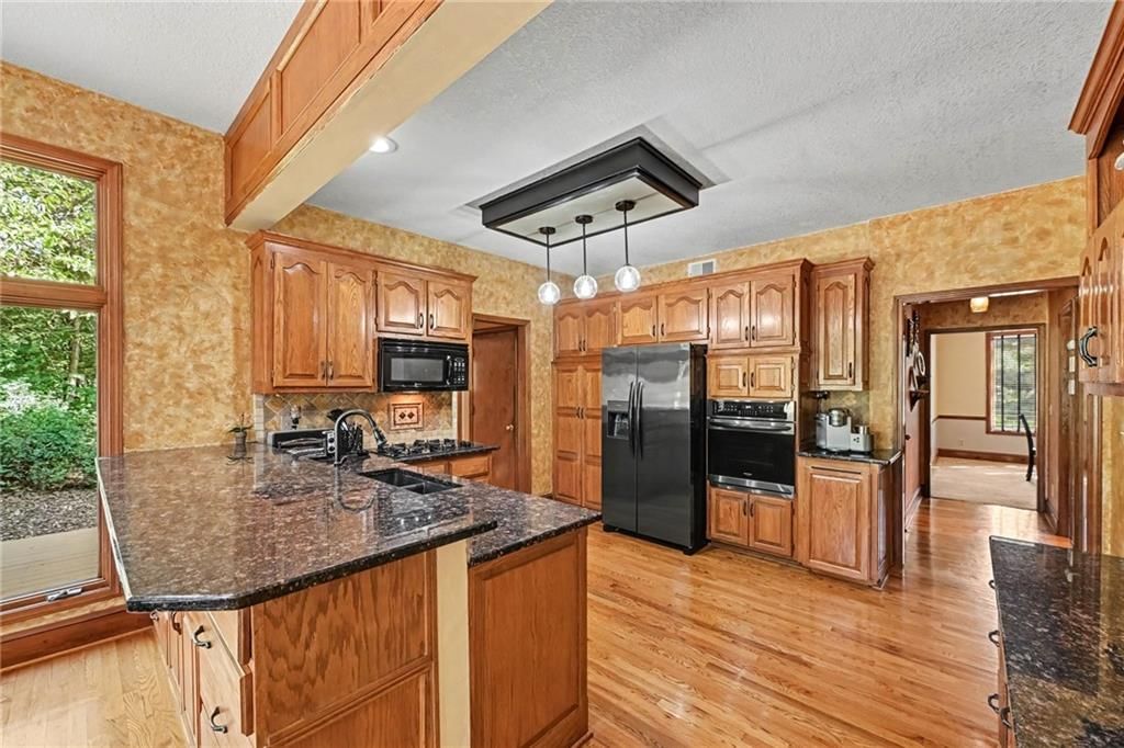 Photo 10 of 44 - 8225 NW Weatherby Drive, Weatherby Lake, MO 64152