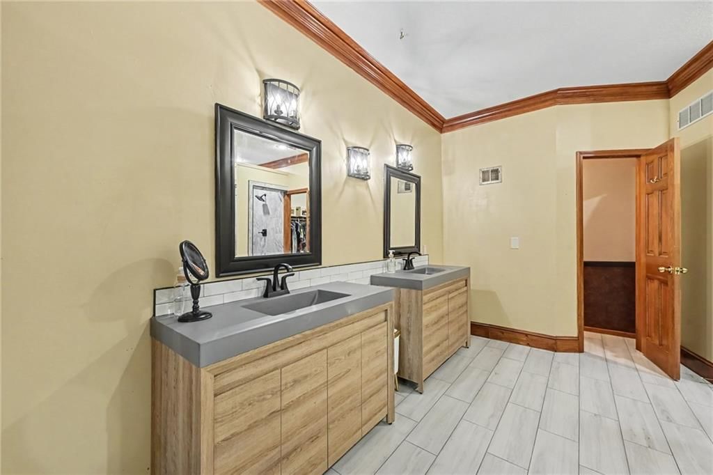 Photo 18 of 44 - 8225 NW Weatherby Drive, Weatherby Lake, MO 64152