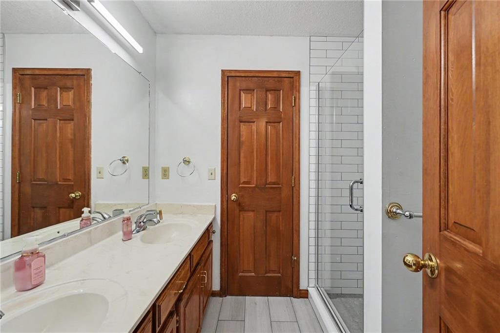 Photo 24 of 44 - 8225 NW Weatherby Drive, Weatherby Lake, MO 64152