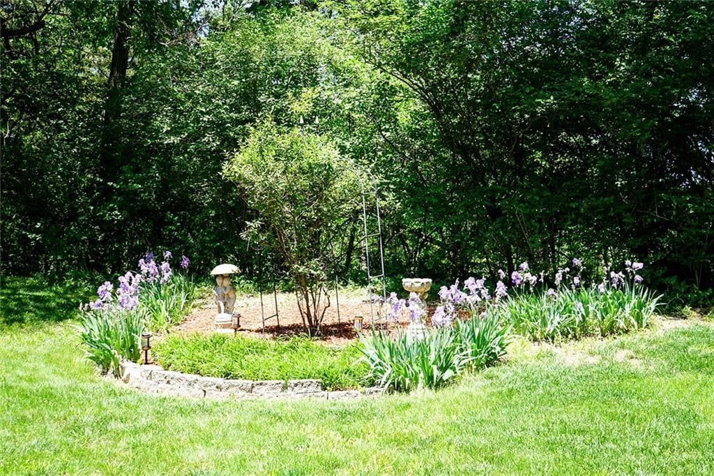 Photo 33 of 44 - 8225 NW Weatherby Drive, Weatherby Lake, MO 64152