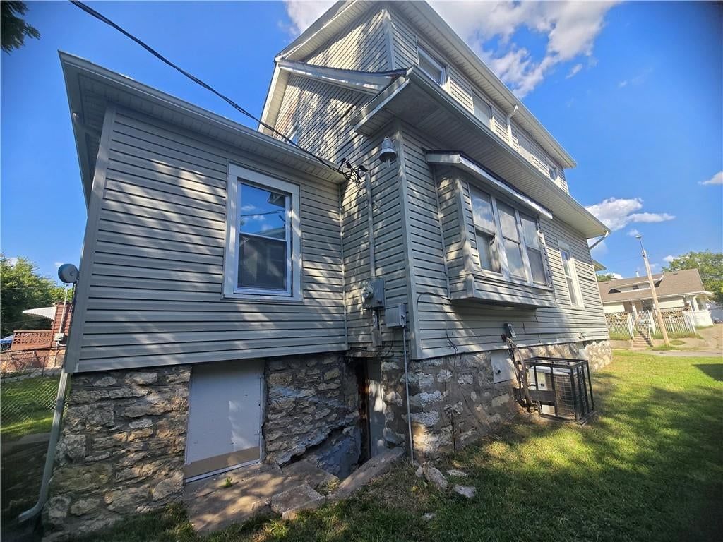Fenced yard at 2522 Norton Avenue, Kansas City, MO 64130
