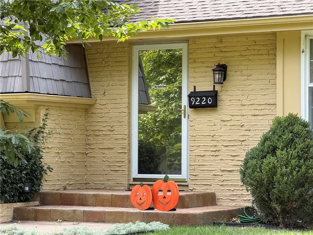 9220 Dearborn Street, Overland Park, KS: listing photo 2