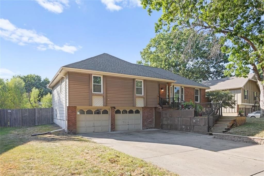 300 Johnston Drive — photo 3