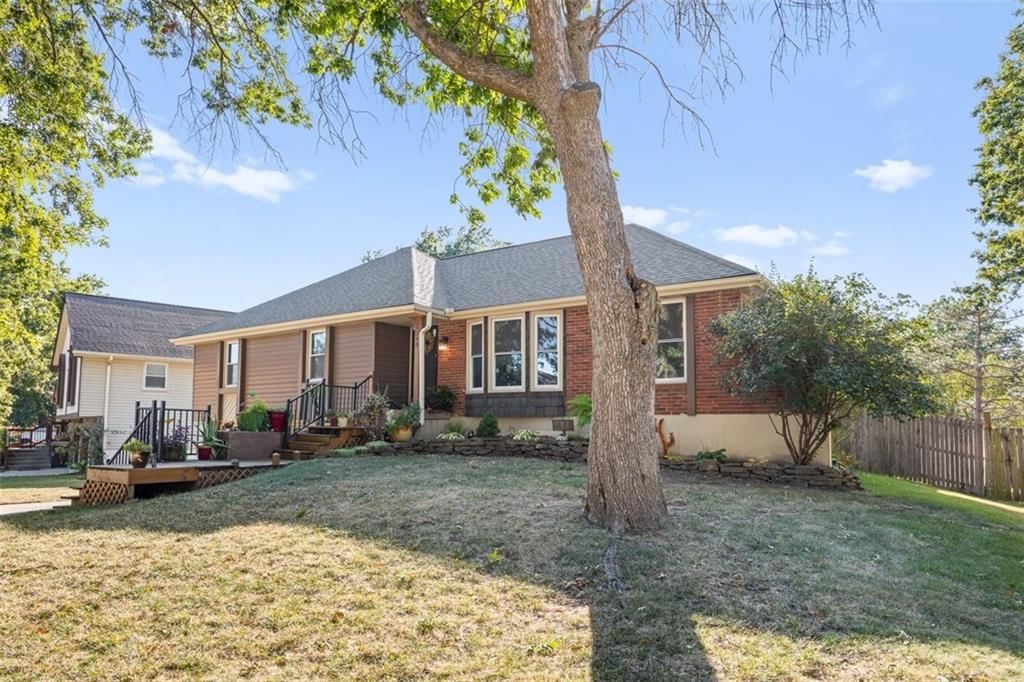300 Johnston Drive — photo 4