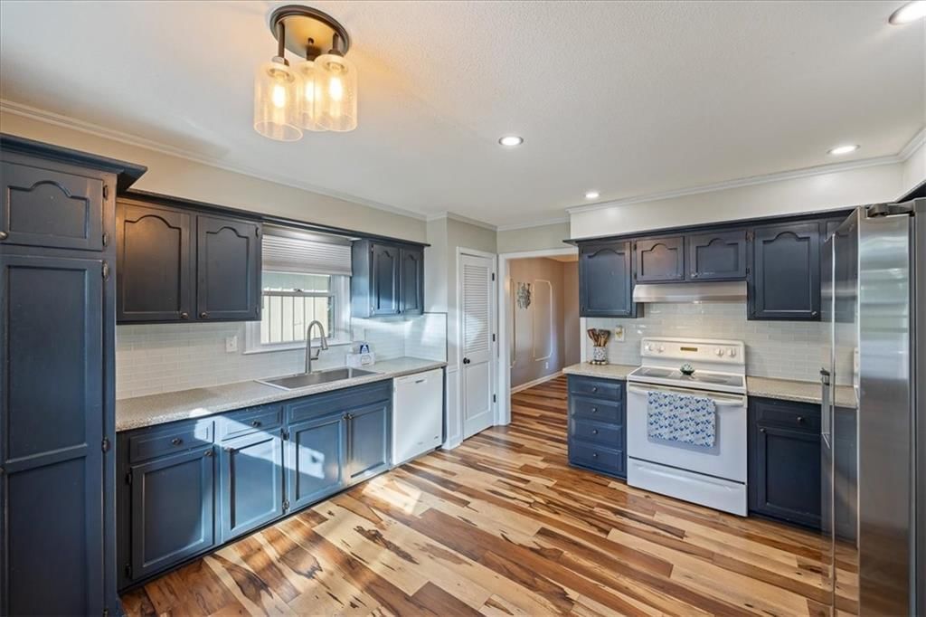 300 Johnston Drive — photo 10