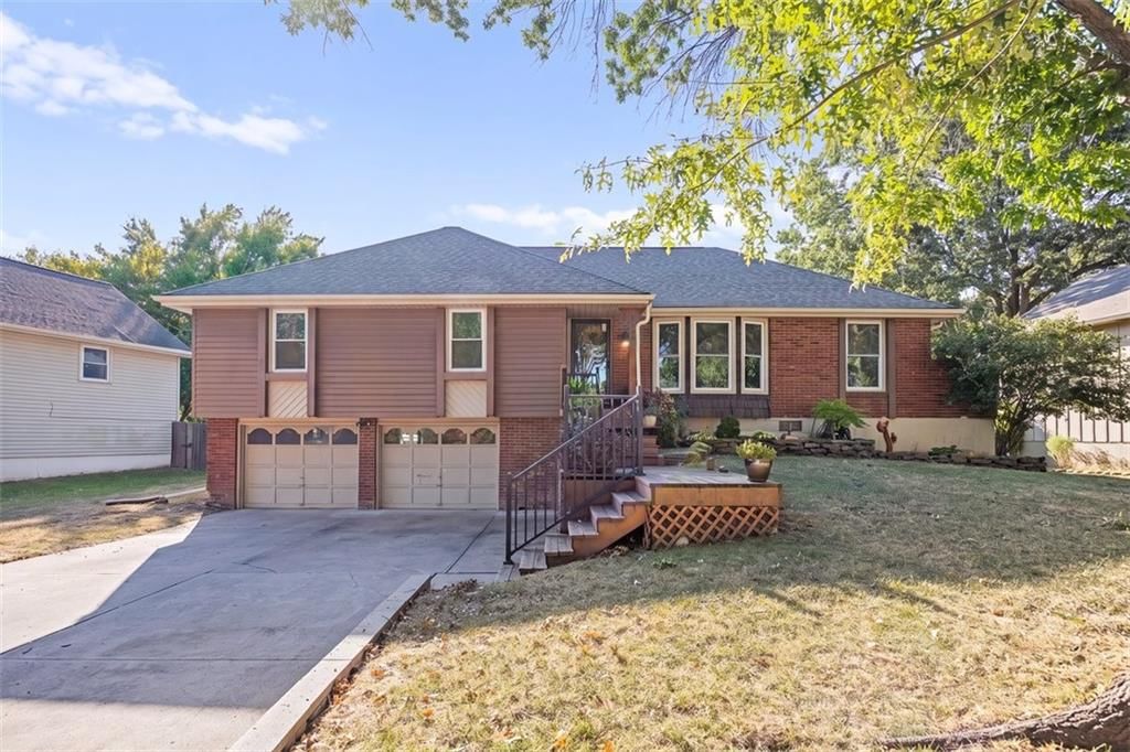 300 Johnston Drive, Raymore, MO