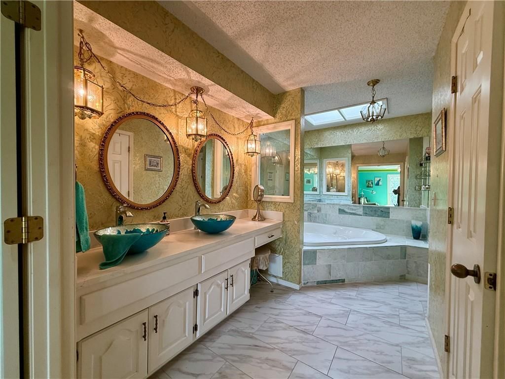 Photo 14 of 71 - 12809 Rickey Road, Kansas City, MO 64133