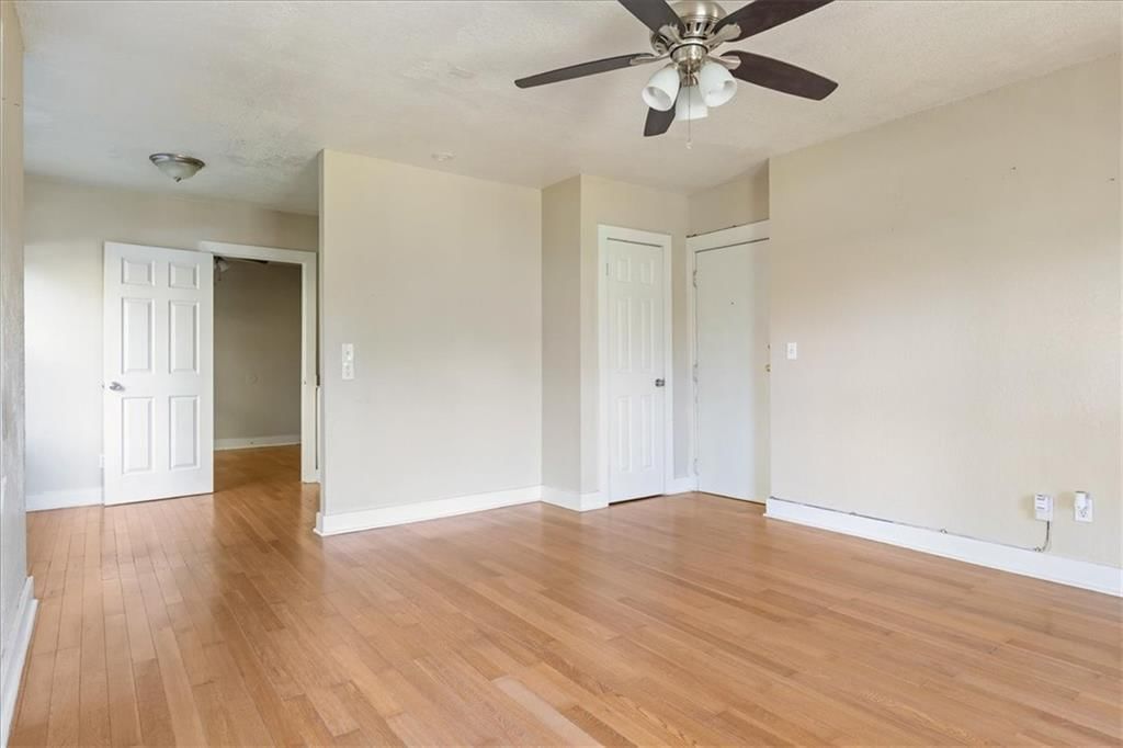 Photo 4 of 25, 3820 Walnut Street, Kansas City, MO 64111
