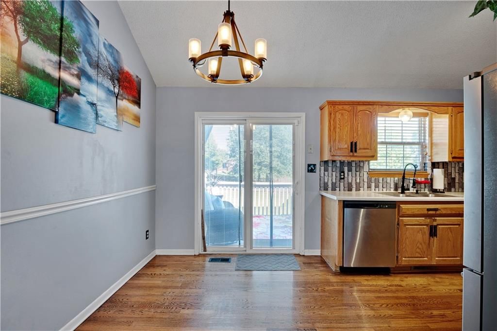 Photo 5 of 19, 11037 N Lewis Avenue, Kansas City, MO 64157