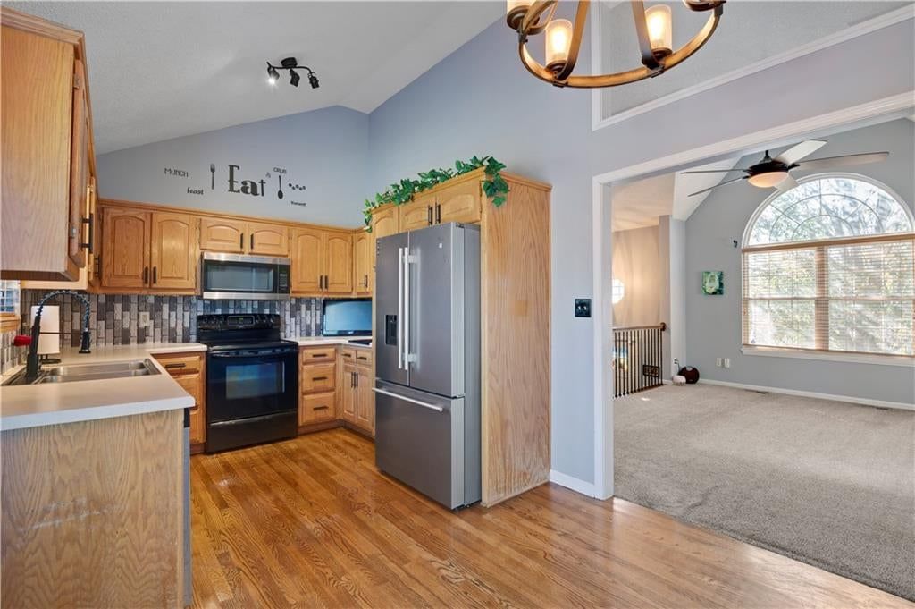 Photo 7 of 19, 11037 N Lewis Avenue, Kansas City, MO 64157