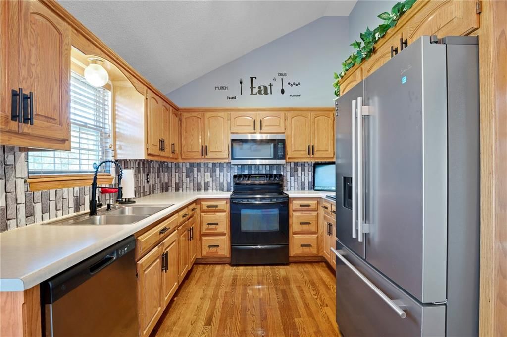 Photo 8 of 19 - 11037 N Lewis Avenue, Kansas City, MO 64157