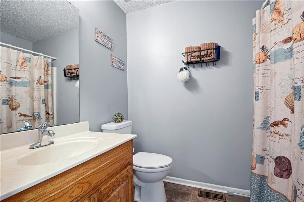 Photo 10 of 19 - 11037 N Lewis Avenue, Kansas City, MO 64157