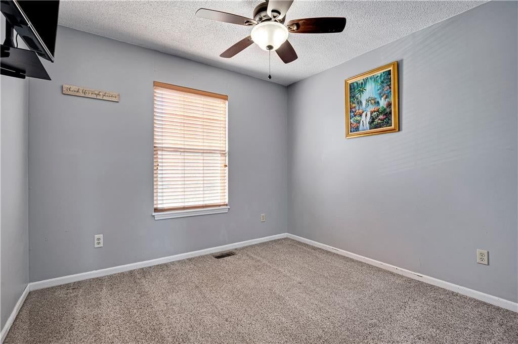 Photo 11 of 19 - 11037 N Lewis Avenue, Kansas City, MO 64157