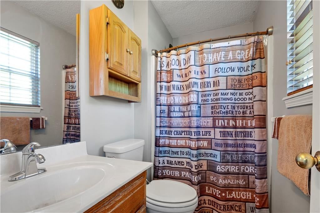Photo 12 of 19 - 11037 N Lewis Avenue, Kansas City, MO 64157