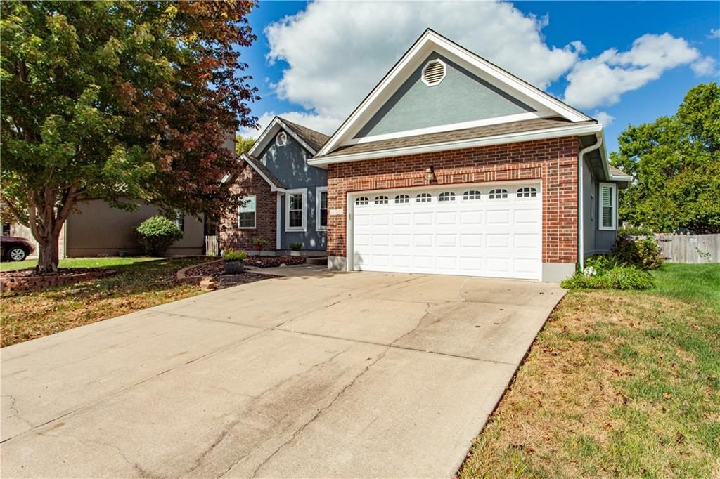 2724 SE Nottingham Drive, Lee's Summit, MO: listing photo 2