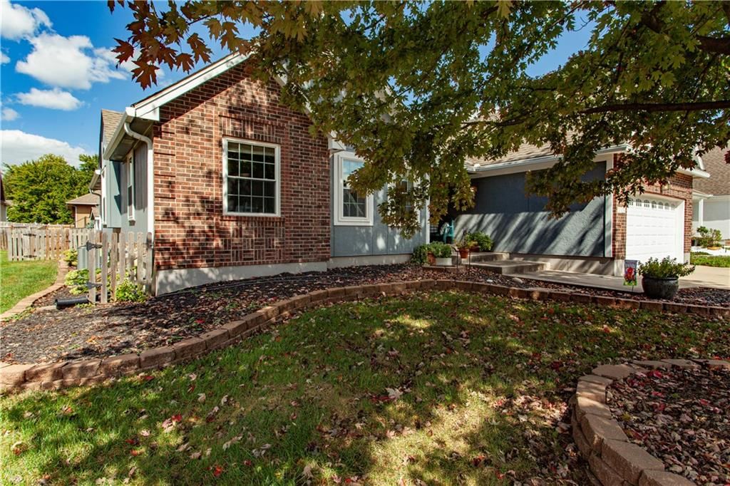 2724 SE Nottingham Drive, Lee's Summit, MO: listing photo 3