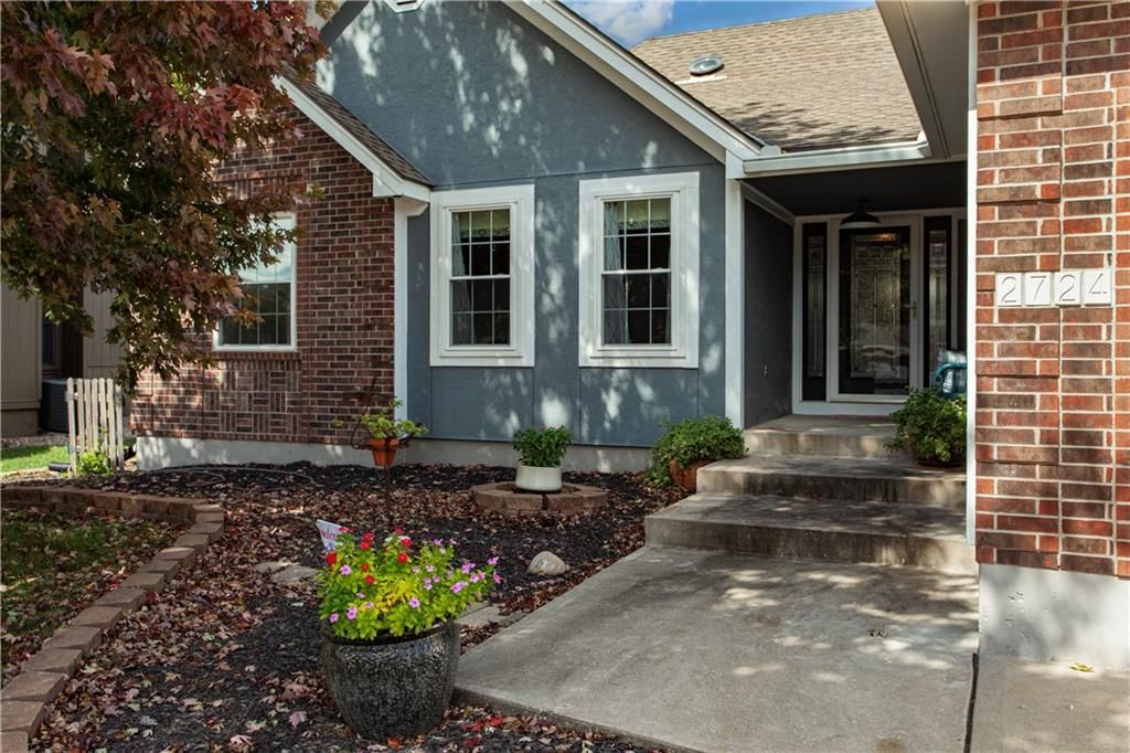 Photo 4 of 43 - 2724 SE Nottingham Drive, Lee's Summit, MO 64063