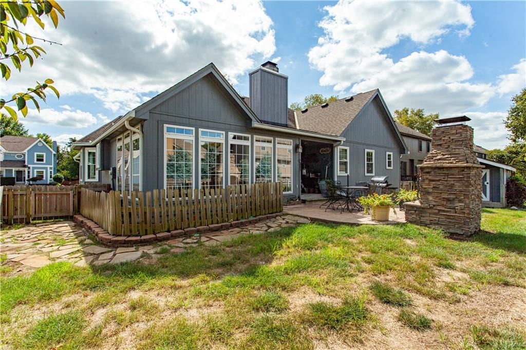 Photo 5 of 43 - 2724 SE Nottingham Drive, Lee's Summit, MO 64063