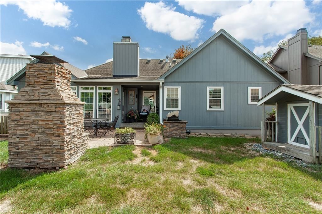 Photo 6 of 43 - 2724 SE Nottingham Drive, Lee's Summit, MO 64063