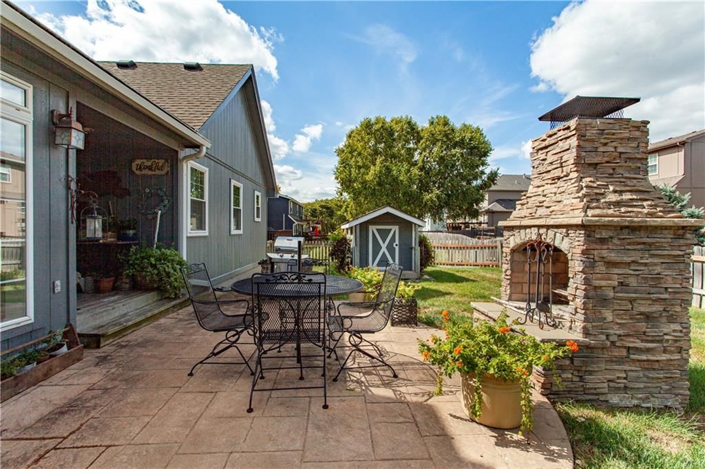 Photo 7 of 43 - 2724 SE Nottingham Drive, Lee's Summit, MO 64063