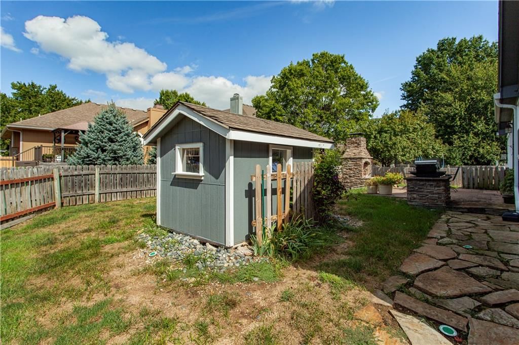 Photo 8 of 43 - 2724 SE Nottingham Drive, Lee's Summit, MO 64063