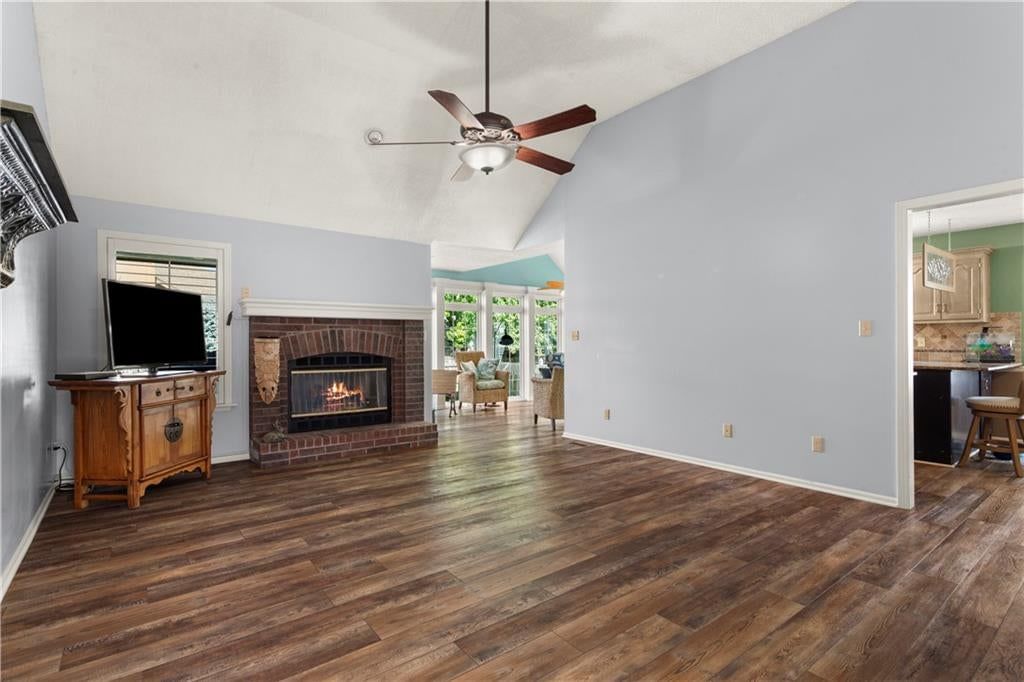 Photo 9 of 43 - 2724 SE Nottingham Drive, Lee's Summit, MO 64063