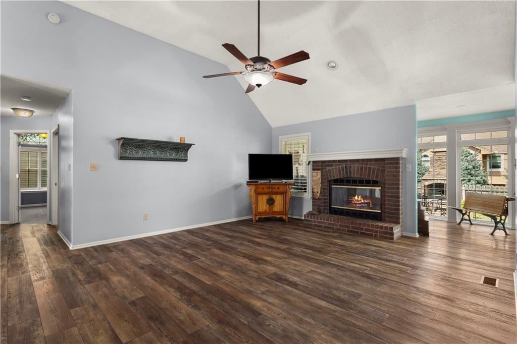 Photo 10 of 43 - 2724 SE Nottingham Drive, Lee's Summit, MO 64063