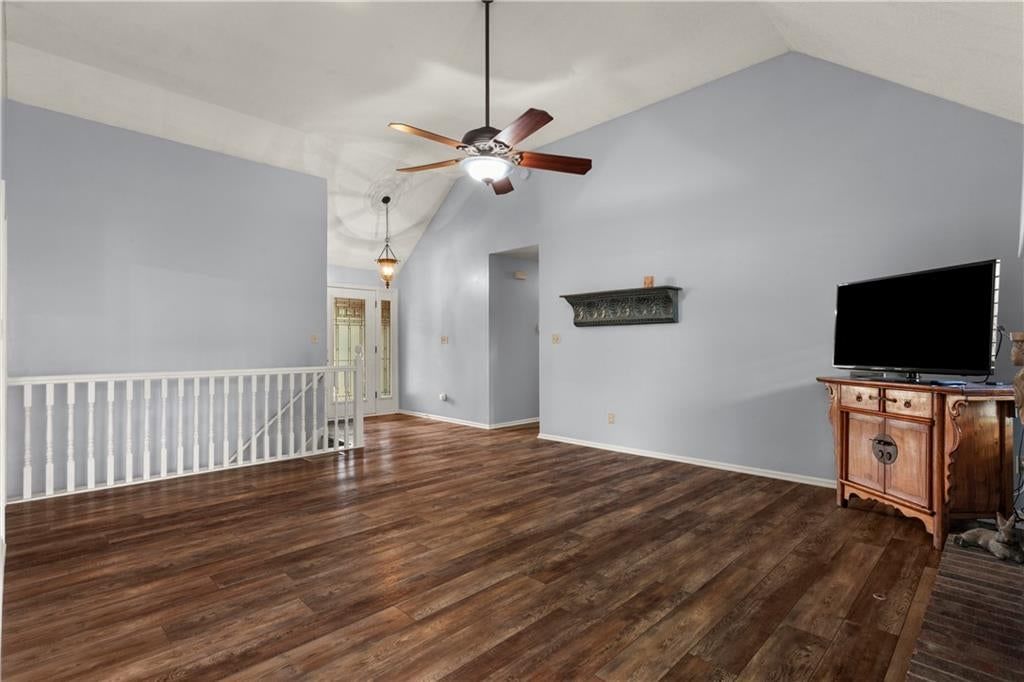 Photo 11 of 43 - 2724 SE Nottingham Drive, Lee's Summit, MO 64063