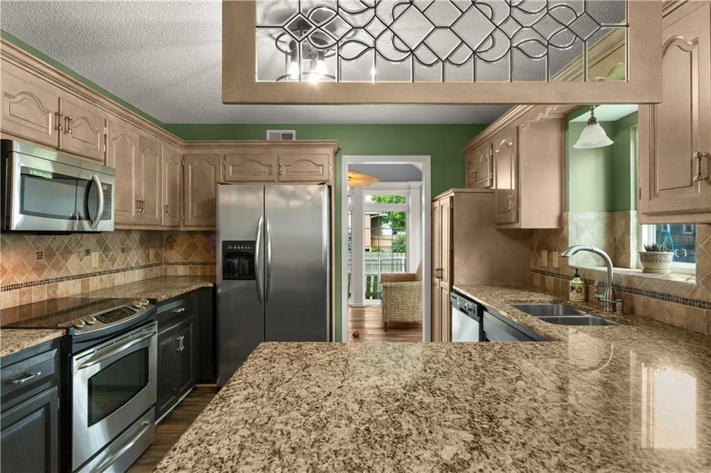 Photo 13 of 43 - 2724 SE Nottingham Drive, Lee's Summit, MO 64063