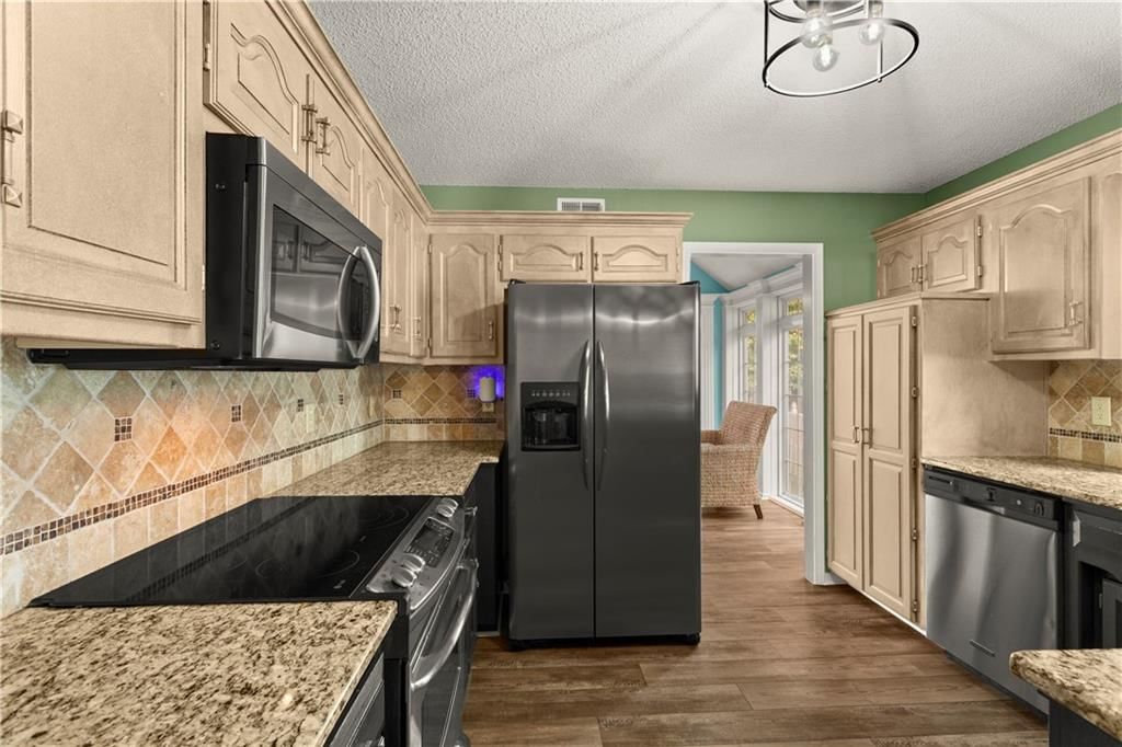 Photo 14 of 43 - 2724 SE Nottingham Drive, Lee's Summit, MO 64063