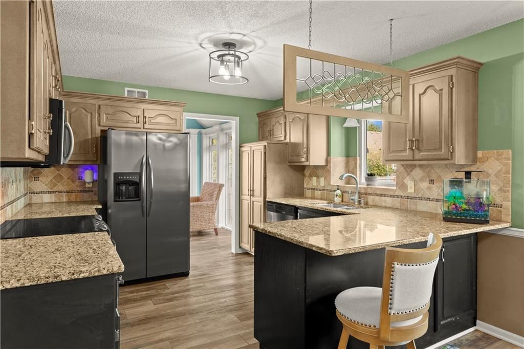Photo 15 of 43 - 2724 SE Nottingham Drive, Lee's Summit, MO 64063
