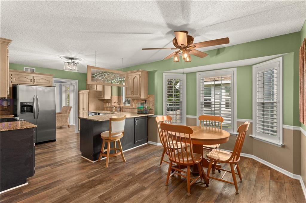 Photo 16 of 43 - 2724 SE Nottingham Drive, Lee's Summit, MO 64063