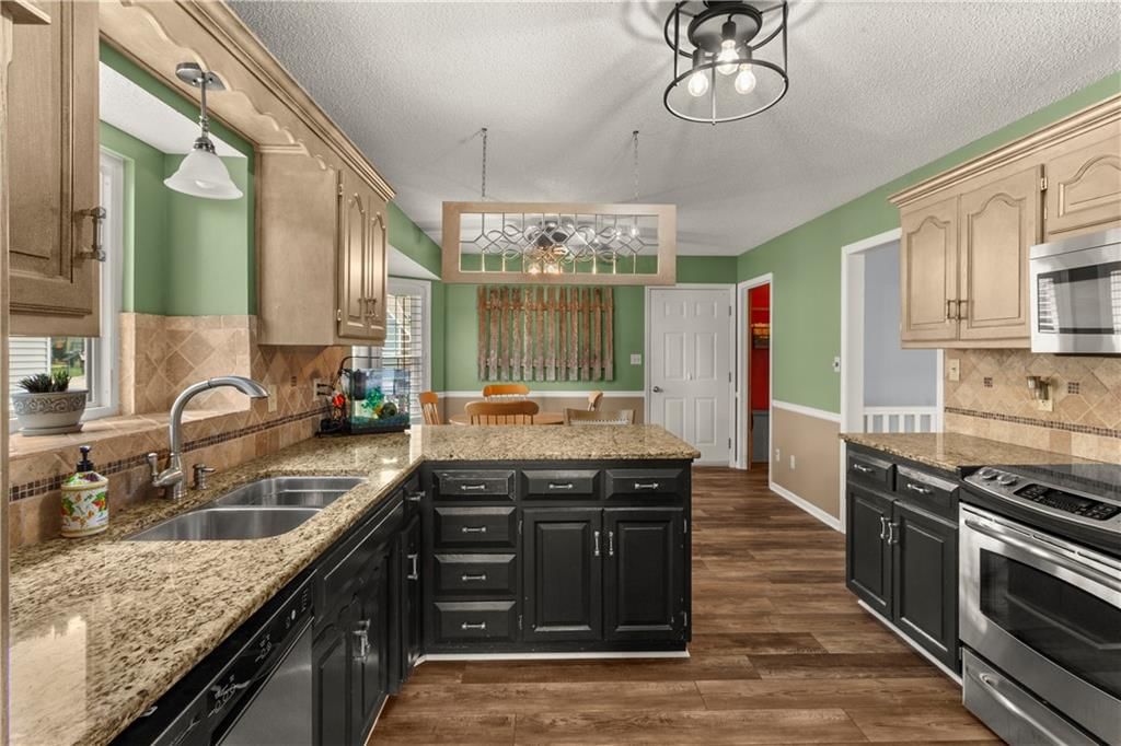 Photo 17 of 43 - 2724 SE Nottingham Drive, Lee's Summit, MO 64063