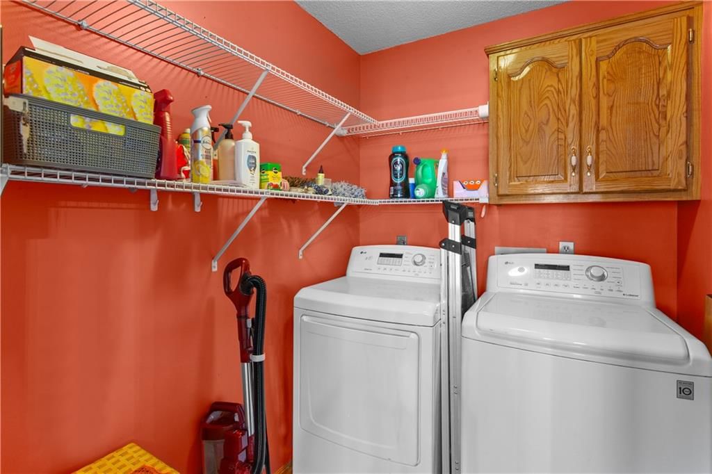 Photo 18 of 43 - 2724 SE Nottingham Drive, Lee's Summit, MO 64063