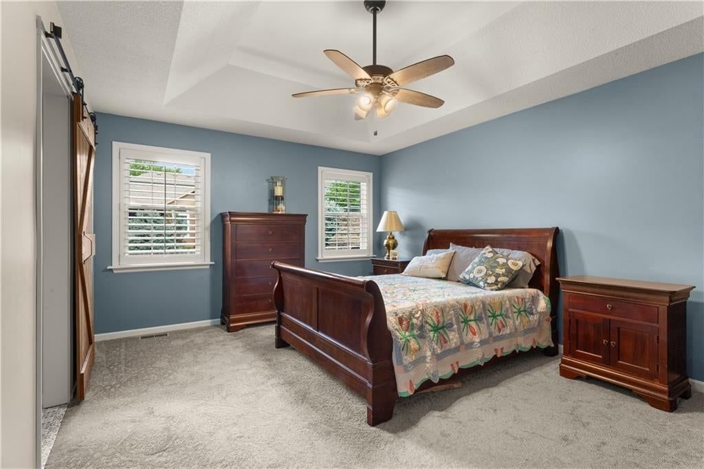 Photo 21 of 43 - 2724 SE Nottingham Drive, Lee's Summit, MO 64063