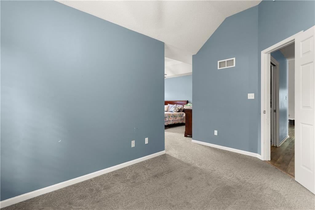 Photo 22 of 43 - 2724 SE Nottingham Drive, Lee's Summit, MO 64063
