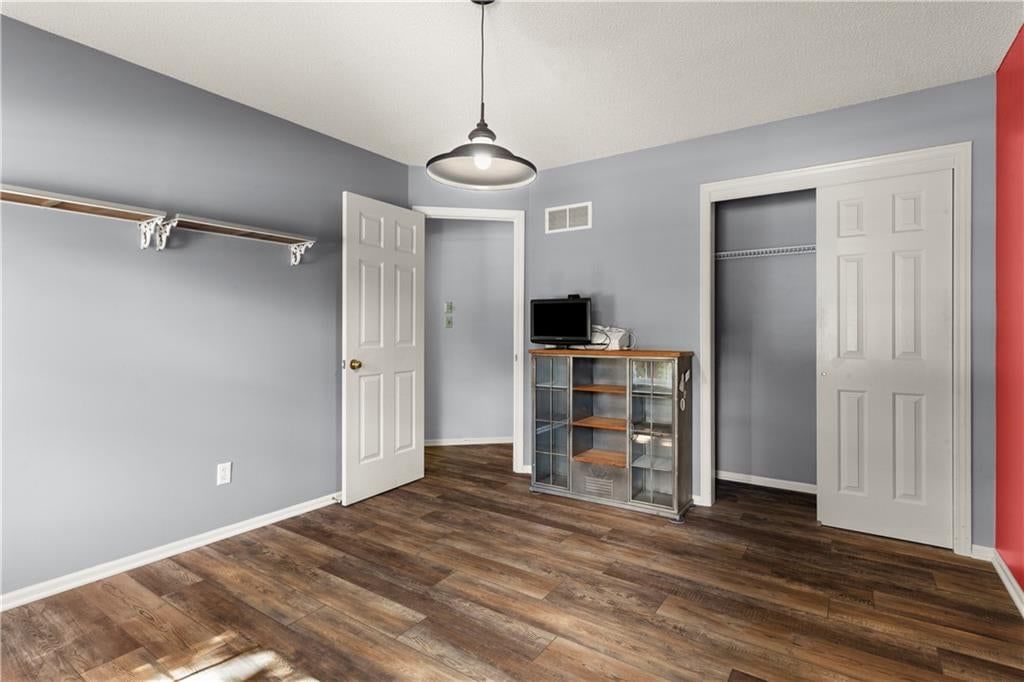 Photo 29 of 43 - 2724 SE Nottingham Drive, Lee's Summit, MO 64063
