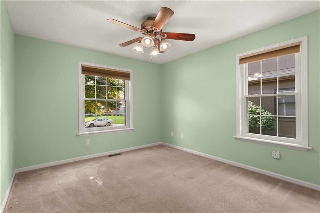 Photo 32 of 43 - 2724 SE Nottingham Drive, Lee's Summit, MO 64063