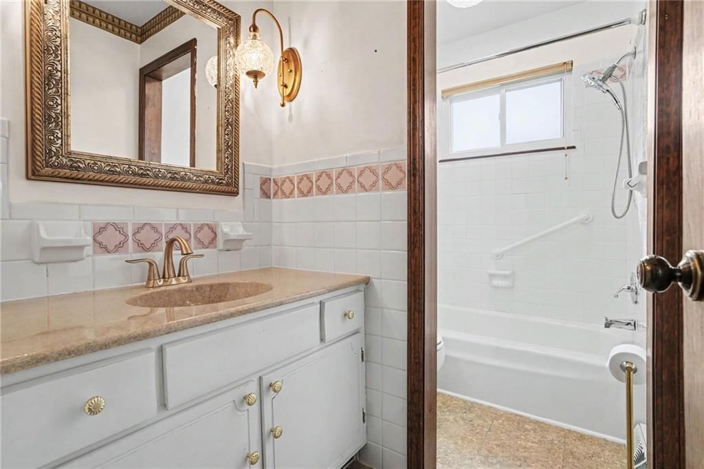 Photo 16 of 34 - 1613 Todd Street, Platte City, MO 64079