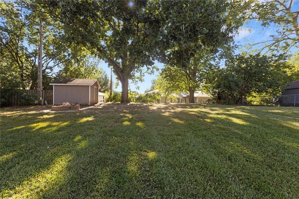 6902 Michael Lane — photo 33