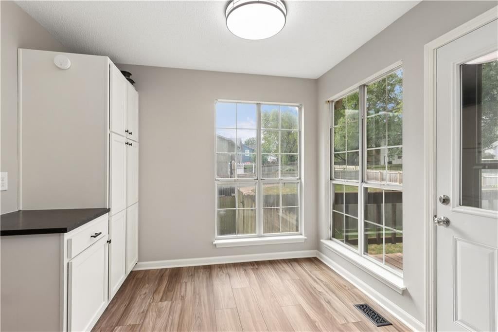 Photo 8 of 24 - 1201 N Sunset Drive, Olathe, KS 66061