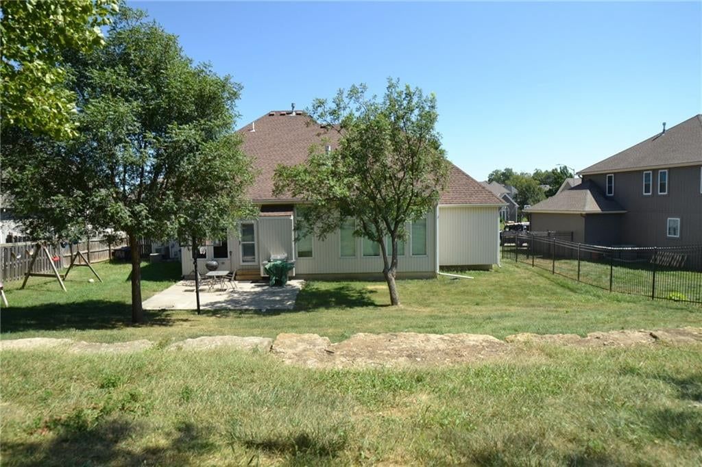6328 N Spruce Avenue — photo 8